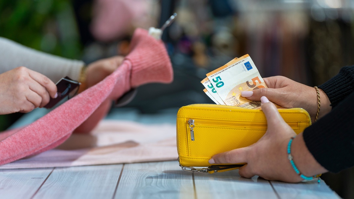 Merendeel retailers blijft contant geld accepteren
